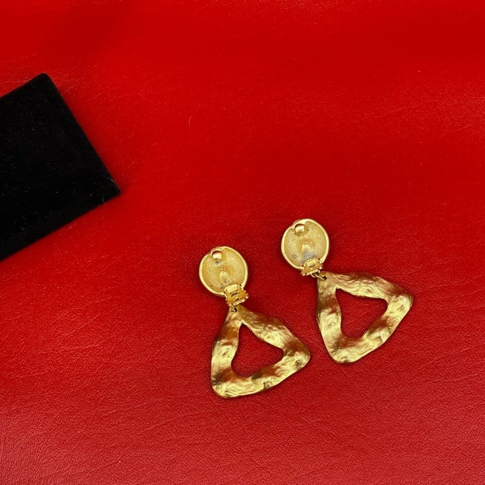 Vintage Norma Jean Large Triangle Etruscan Rivoli Matte Gold Tone Clip Earrings - Picture 4 of 8